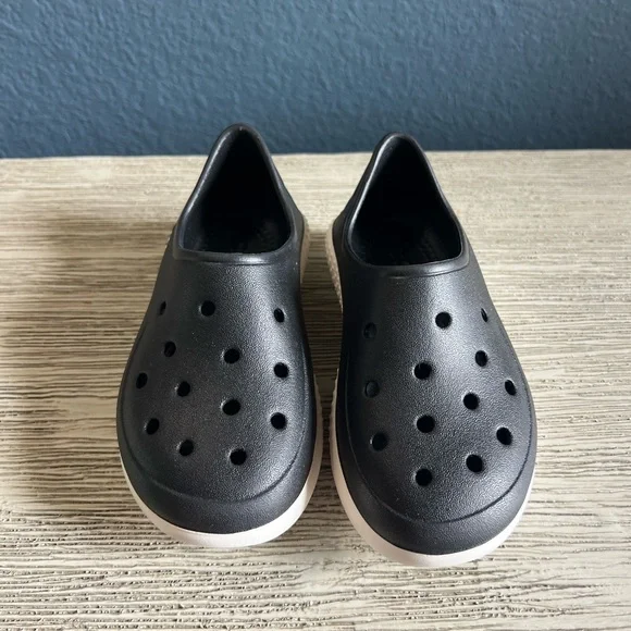 NEW!!! CROCS Kids Shoes in Black and White - Picture 2 of 6
